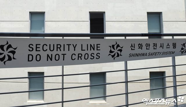 이진만 NC 구단 대표이사는 30일 창원 NC파크에서 기자회견을 열고 '야구단은 야구에만 집중할 수 있는 환경이 필요하다. 이런 환경에서 야구를 할 때, 더 좋은 성적을 낼 수 있고, 그에 따라 더 많은 팬들이 야구장을 찾게 된다'며 연고 이전에 대한 의지를 내비쳤다. 사진은 인명사고를 낸 개랑 60kg 짜리 루버를 철거한 NC파크 모습. 창원, 박지영 기자