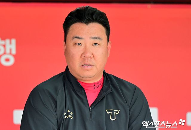 21일 오후 수원KT위즈파크에서 열리는 '2025 신한 SOL Bank KBO리그' KIA 타이거즈와 KT 위즈의 경기, KIA 이범호 감독이 선수들의 훈련을 지켜보고 있다. 엑스포츠뉴스 DB