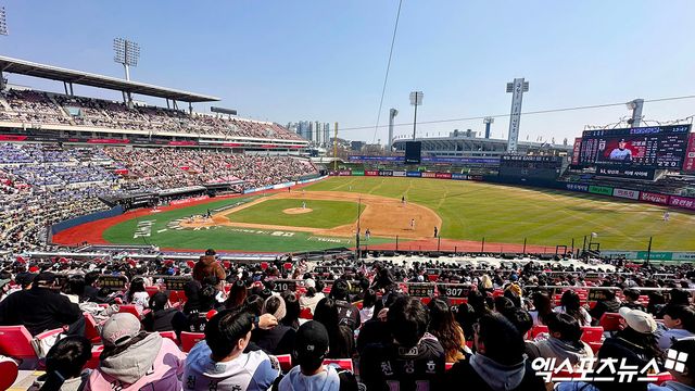 8일 오후 수원KT위즈파크에서 열린 '2025 신한 SOL Bank KBO리그' LG 트윈스와 KT 위즈의 시범경기, 많은 관중들이 경기를 관람하고 있다. 엑스포츠뉴스 DB