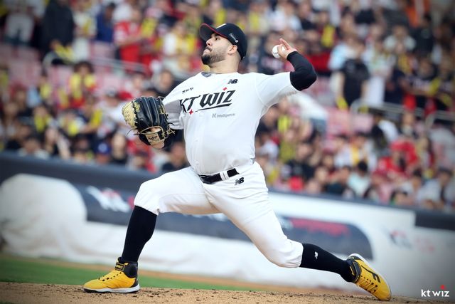 30일 오후 수원KT위즈파크에서 열린 '2025 신한 SOL Bank KBO리그' KIA 타이거즈와 KT 위즈의 경기, KT가 3:1로 승리했다. 선발투수 엔마누엘 데 헤이수스는 7이닝 4피안타 1사사구 9탈삼진 무실점으로 시즌 4승째를 올렸다. KT 위즈