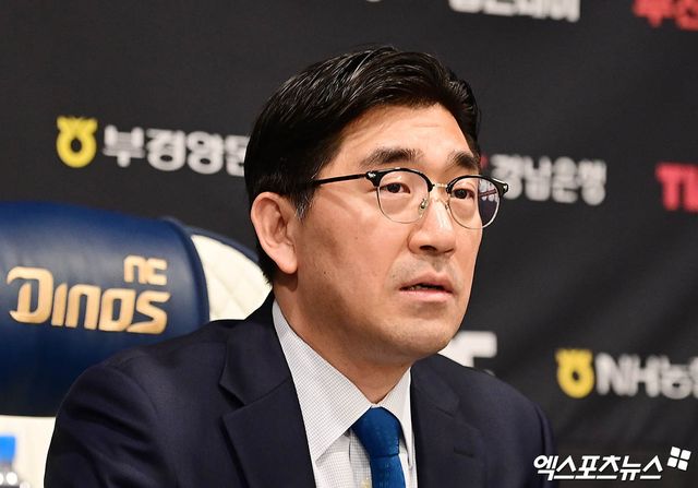 구조물 추락으로 관중이 목숨을 잃는 사고한 발생했던 창원NC파크가 2개월 만에 문을 여는 날, NC 다이노스가 연고지 이전에 대한 가능성을 시사했다. 이진만 NC 구단 대표이사는 30일 창원 NC파크에서 기자회견을 열고 '야구단은 야구에만 집중할 수 있는 환경이 필요하다. 이런 환경에서 야구를 할 때, 더 좋은 성적을 낼 수 있고, 그에 따라 더 많은 팬들이 야구장을 찾게 되며, 궁극적으로 이를 통해 지역사회와 구단이 동시에 발전할 수 있게 된다고 생각한다'며 연고지 이전에 대한 강력한 의지를 내비쳤다. 창원, 박지영 기자