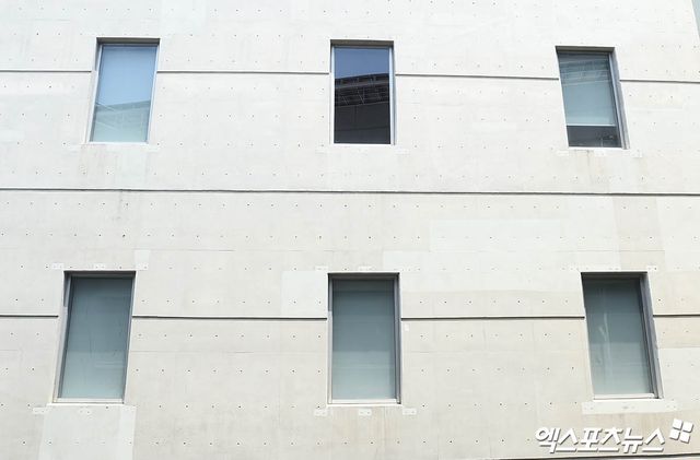 이진만 NC 구단 대표이사는 30일 창원 NC파크에서 기자회견을 열고 '야구단은 야구에만 집중할 수 있는 환경이 필요하다. 이런 환경에서 야구를 할 때, 더 좋은 성적을 낼 수 있고, 그에 따라 더 많은 팬들이 야구장을 찾게 된다'며 연고 이전에 대한 의지를 내비쳤다. 사진은 인명사고를 낸 개랑 60kg 짜리 루버를 철거한 NC파크 모습. 창원, 박지영 기자