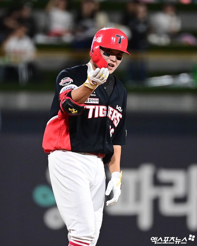 20일 오후 경기도 수원케이티위즈파크에서 열린 '2025 신한 SOL Bank KBO리그' KIA 타이거즈와 KT 위즈의 경기, 6회초 1사 KIA 오선우가2루타를 때려내고 있다. 엑스포츠뉴스 DB