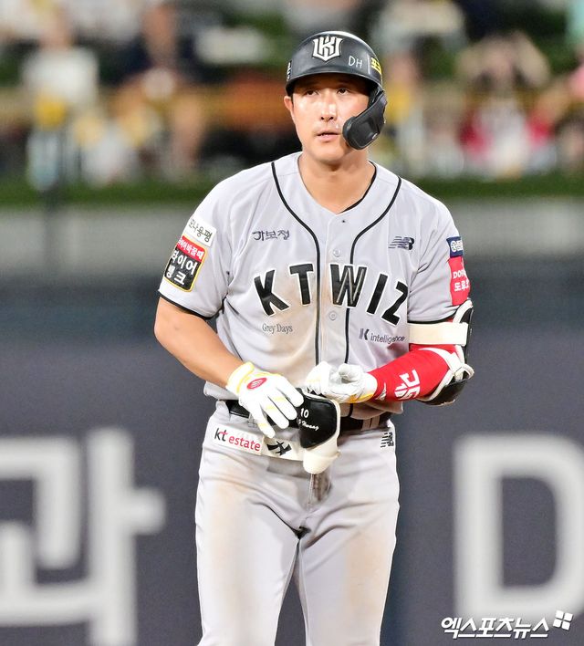 21일 오후 수원KT위즈파크에서 열린 '2025 신한 SOL Bank KBO리그' KIA 타이거즈와 KT 위즈의 경기, 6회말 2사 1루 KT 황재균이 1타점 2루타를 날린 후 타임을 요청하고 있다. 엑스포츠뉴스 DB