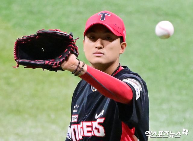 6일 오후 서울 구로구 고척스카이돔에서 열린 '2025 신한 SOL Bank KBO리그' KIA 타이거즈와 키움 히어로즈의 경기, 3회말 KIA 선발투수 김도현이 공을 힘차게 던지고 있다. 엑스포츠뉴스 DB