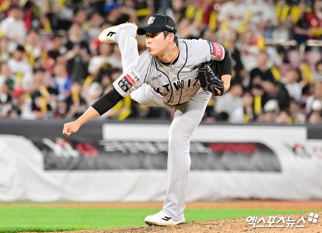 21일 오후 수원KT위즈파크에서 열린 '2025 신한 SOL Bank KBO리그' KIA 타이거즈와 KT 위즈의 경기, 9회초 KT 박영현이 공을 힘차게 던지고 있다. 엑스포츠뉴스 DB