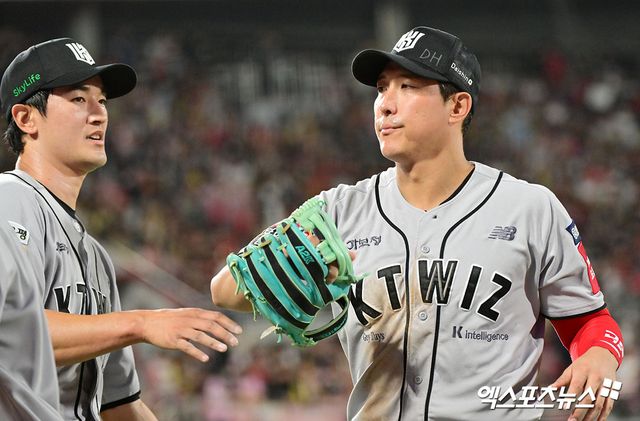 21일 오후 수원KT위즈파크에서 열린 '2025 신한 SOL Bank KBO리그' KIA 타이거즈와 KT 위즈의 경기, 7회초 수비를 마친 KT 고영표와 황재균이 하이파이브를 하고 있다. 엑스포츠뉴스 DB