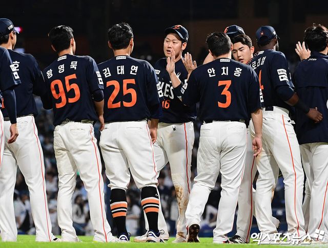 30일 오후 경상남도 창원NC파크에서 열린 '2025 신한 SOL Bank KBO리그' 한화 이글스와 NC 다이노스의 경기, 한화가 선발투수 류현진의 6이닝 1실점 호투와 타선의 활약에 힘입어 7:1의 스코어로 승리했다. 경기 종료 후 한화 하주석이 동료들과 승리의 기쁨을 나누고 있다. 창원, 박지영 기자