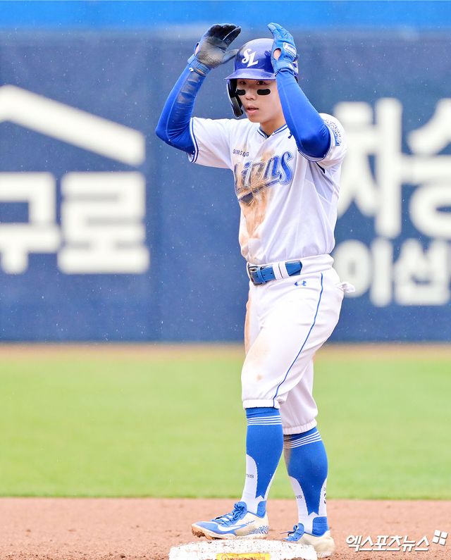 삼성 라이온즈 외야수 김성윤이 정규시즌 경기에 출전해 적시타를 친 뒤 세리머니하고 있다. 김성윤은 허벅지 근막 손상으로 31일 엔트리에서 말소됐다. 엑스포츠뉴스 DB