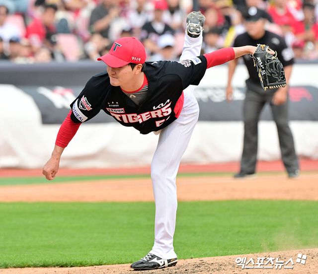 31일 오후 수원KT위즈파크에서 열린 '2025 신한 SOL Bank KBO리그' KIA 타이거즈와 KT 위즈의 경기, 6회말 무사 1,2루 KIA 전상현이 공을 힘차게 던지고 있다. 수원, 김한준 기자