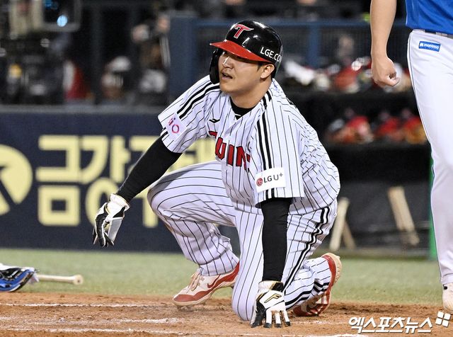 LG 트윈스 문보경이 정규시즌 경기에서 득점 후 숨을 고르고 있다. 엑스포츠뉴스 DB