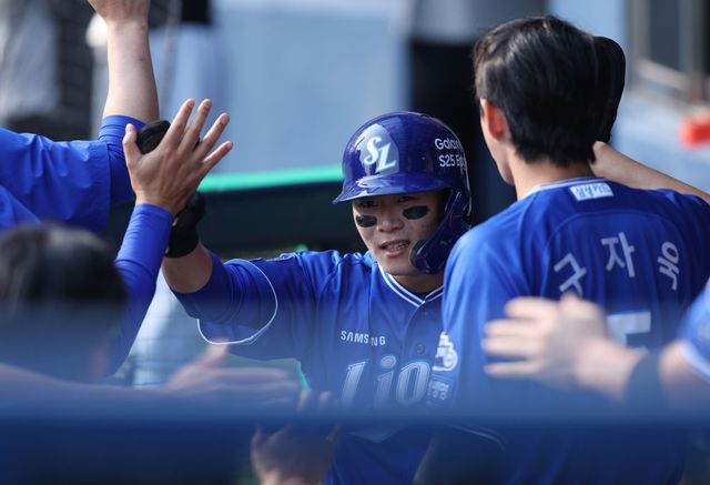 삼성 라이온즈 외야수 박승규가 31일 서울 잠실야구장에서 열린 LG 트윈스와의 경기에서 득점 후 축하 받고 있다. 삼성 라이온즈