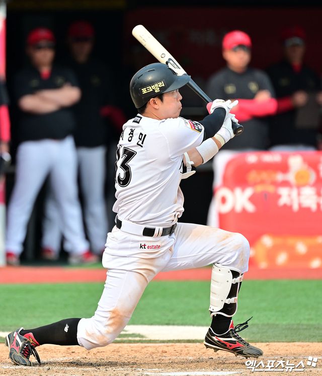 31일 오후 수원KT위즈파크에서 열린 '2025 신한 SOL Bank KBO리그' KIA 타이거즈와 KT 위즈의 경기, 8회말 1사 1,2루 KT 허경민이 1타점 2루타를 날리고 있다. 수원, 김한준 기자
