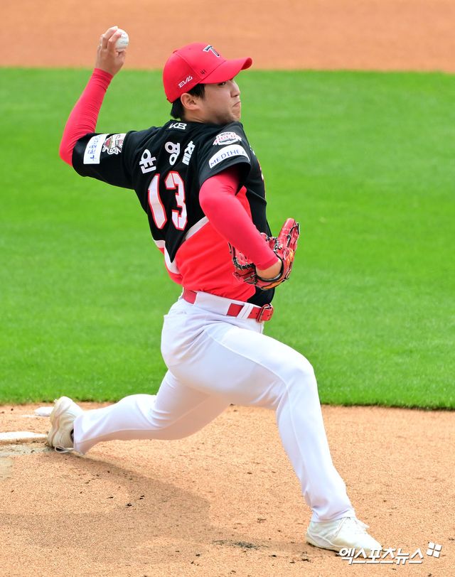 31일 오후 수원KT위즈파크에서 열린 '2025 신한 SOL Bank KBO리그' KIA 타이거즈와 KT 위즈의 경기, 1회말 KIA 선발투수 윤영철이 공을 힘차게 던지고 있다. 수원, 김한준 기자