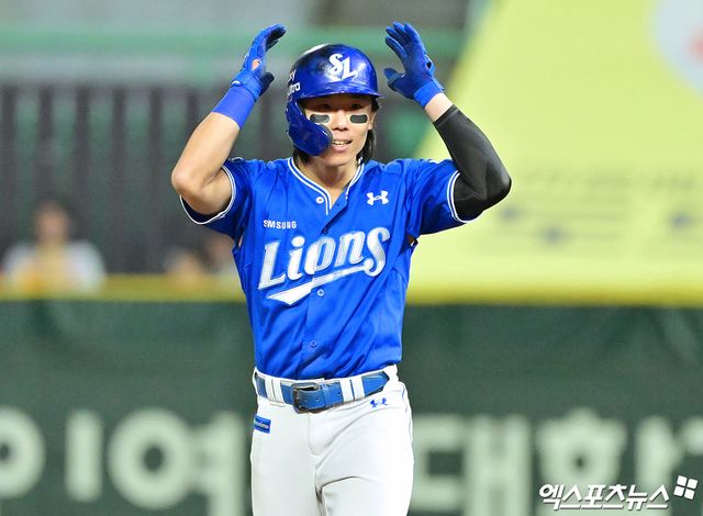 삼성 라이온즈 외야수 김성윤이 정규시즌 경기에 출전해 적시타를 친 뒤 세리머니하고 있다. 김성윤은 허벅지 근막 손상으로 31일 엔트리에서 말소됐다. 엑스포츠뉴스 DB