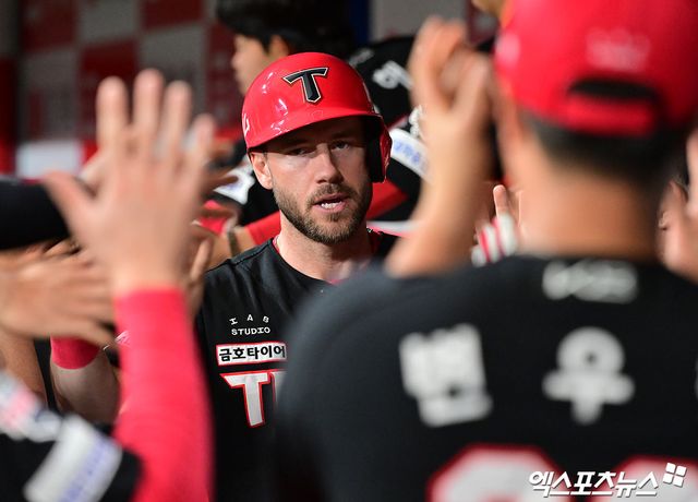 6일 오후 서울 구로구 고척스카이돔에서 열린 '2025 신한 SOL Bank KBO리그' KIA 타이거즈와 키움 히어로즈의 경기, 1회초 1사 만루 KIA 위즈덤이 김선빈의 1타점 희생플라이때 득점에 성공한 후 더그아웃에서 하이파이브를 하고 있다. 엑스포츠뉴스 DB