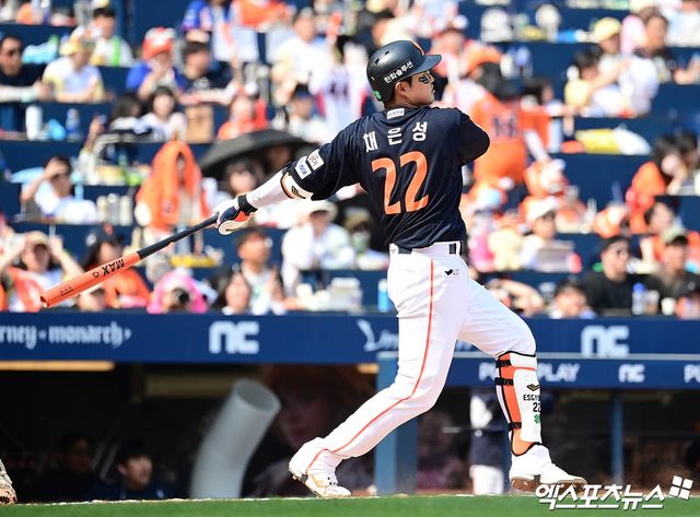 31일 오후 경상남도 창원NC파크에서 열린 '2025 신한 SOL Bank KBO리그' 한화 이글스와 NC 다이노스의 경기, 6회초 한화 선두타자 채은성이 NC 손주환 상대로 솔로 홈런을 때려내고 있다. 창원, 박지영 기자