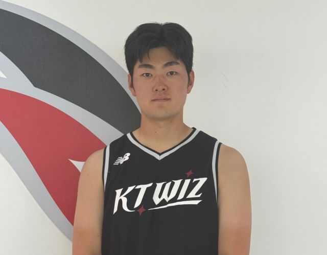 30일 오후 수원KT위즈파크에서 열린 '2025 신한 SOL Bank KBO리그' KT 위즈와 KIA 타이거즈의 경기, KT 최용준이 훈련 이후 사진 촬영에 임하고 있다. KT 위즈