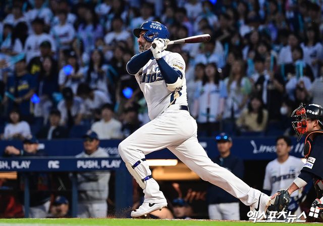 30일 오후 경상남도 창원NC파크에서 열린 '2025 신한 SOL Bank KBO리그' 한화 이글스와 NC 다이노스의 경기, 4회말 NC 선두타자 데이비슨이 안타를 때려내고 있다. 창원, 박지영 기자