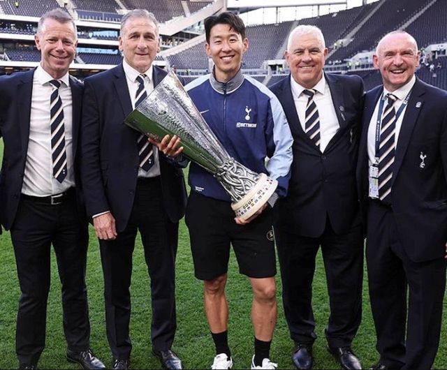 토트넘 홋스퍼가 손흥민 거취를 고민하는 정황이 나타나자 오랜 기간 구단을 취재한 담당 기자도 답답함을 토로했다. 구단 역사에 큰 족적을 남긴 손흥민과의 관계를 토트넘이 빨리 정해야 한다고 강조했다. 손흥민은 최근 사우디아라비아 구단들의 러브콜을 받는 것으로 드러났다. 크리스티아누 호날두가 뛰고 있는 알 나스르, 카림 벤제마가 활약 중인 알 이티하드, 사우디 최고 명문 알 힐랄이 손흥민 영입 3파전을 벌이고 있다. 이런 가운데 '풋볼 런던' 알레스데어 골드는 '손흥민의 계약이 이제 1년 남았다. 토트넘은 이미 12개월 계약 연장 옵션을 실행한 적이 있는데 그를 다시 검토해야 한다"며 "다른 선수들이 해내지 못한 트로피를 들어올린 그의 향후 역할을 어떻게 결론내릴지에 관심이 쏠릴 수밖에 없다'고 했다. 토트넘 홋스퍼