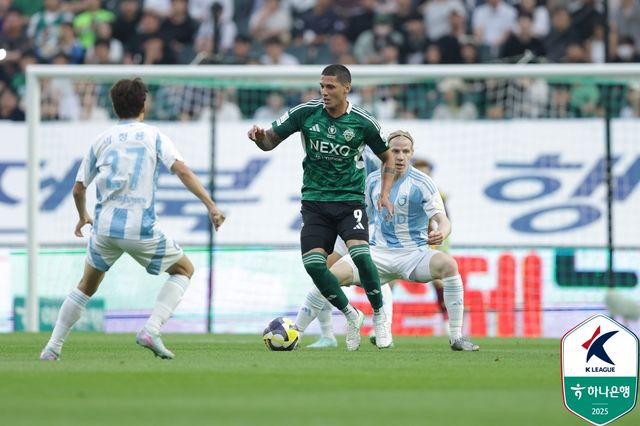 전북이 31일 전주월드컵경기장에서 열린 울산HD와의&nbsp;'하나은행 K리그1 2025' 17라운드 '현대가 더비' 맞대결에서 &nbsp;박진섭의 극적인 역전 골로&nbsp;3-1로 승리했다.&nbsp;한국프로축구연맹