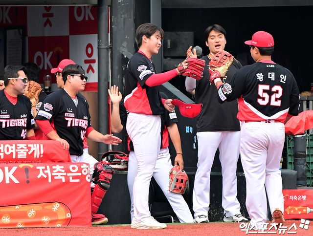 31일 오후 수원KT위즈파크에서 열린 '2025 신한 SOL Bank KBO리그' KIA 타이거즈와 KT 위즈의 경기, 5회말 수비를 마친 KIA 윤영철이 황대인과 하이파이브를 하고 있다. 수원, 김한준 기자