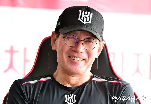 21일 오후 수원KT위즈파크에서 열리는 '2025 신한 SOL Bank KBO리그' KIA 타이거즈와 KT 위즈의 경기, KT 이강철 감독이 취재진과 대화를 나누고 있다. 엑스포츠뉴스 DB