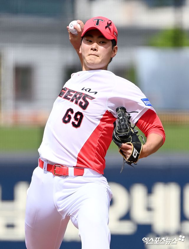 16일 오후 광주-기아 챔피언스필드에서 열린 '2021 신한은행 SOL KBO리그' SSG 랜더스와 KIA 타이거즈의 더블헤더 1차전 경기, 1회초 KIA 선발투수 최용준이 공을 힘차게 던지고 있다. 엑스포츠뉴스 DB