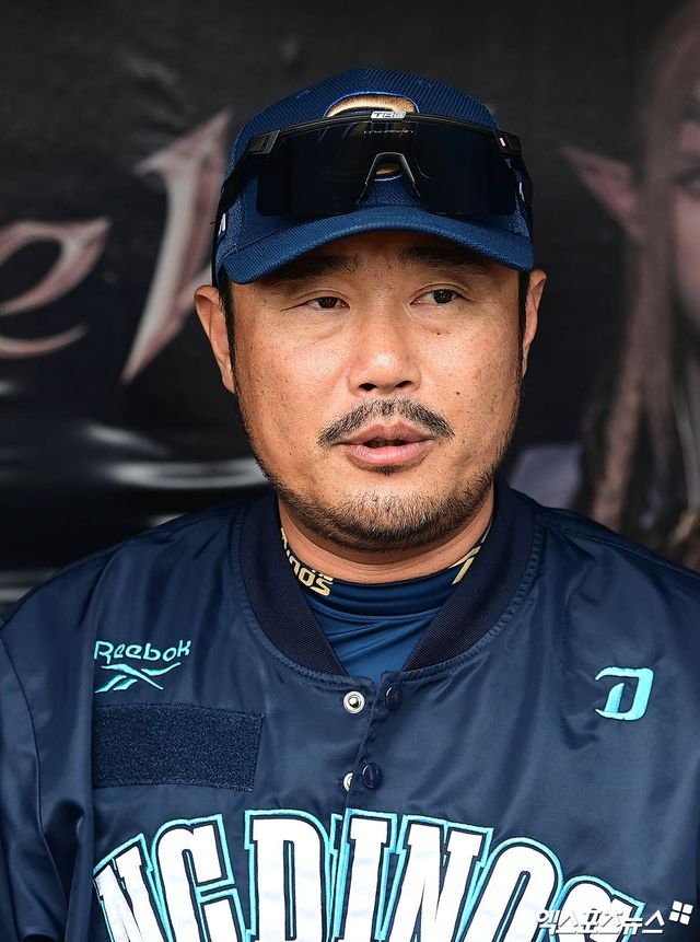 31일 오후 경상남도 창원NC파크에서 열리는 '2025 신한 SOL Bank KBO리그' 한화 이글스와 NC 다이노스의 경기에 앞서 NC 이호준 감독이 취재진과 인터뷰를 나누고 있다. 창원, 박지영 기자