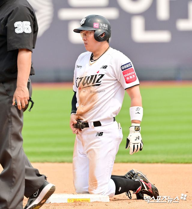 31일 오후 수원KT위즈파크에서 열린 '2025 신한 SOL Bank KBO리그' KIA 타이거즈와 KT 위즈의 경기, 4회말 2사 1루 KT 허경민이 2루 도루에 성공하고 있다. 수원, 김한준 기자