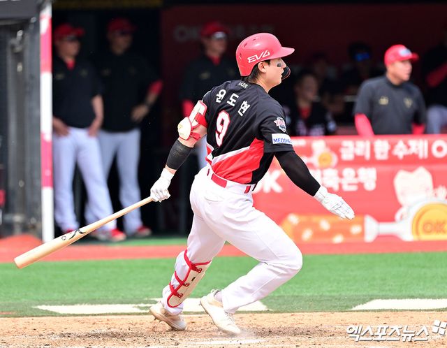 31일 오후 수원KT위즈파크에서 열린 '2025 신한 SOL Bank KBO리그' KIA 타이거즈와 KT 위즈의 경기, 5회초 1사 1루 KIA 윤도현이 좌전안타를 날리고 있다. 수원, 김한준 기자