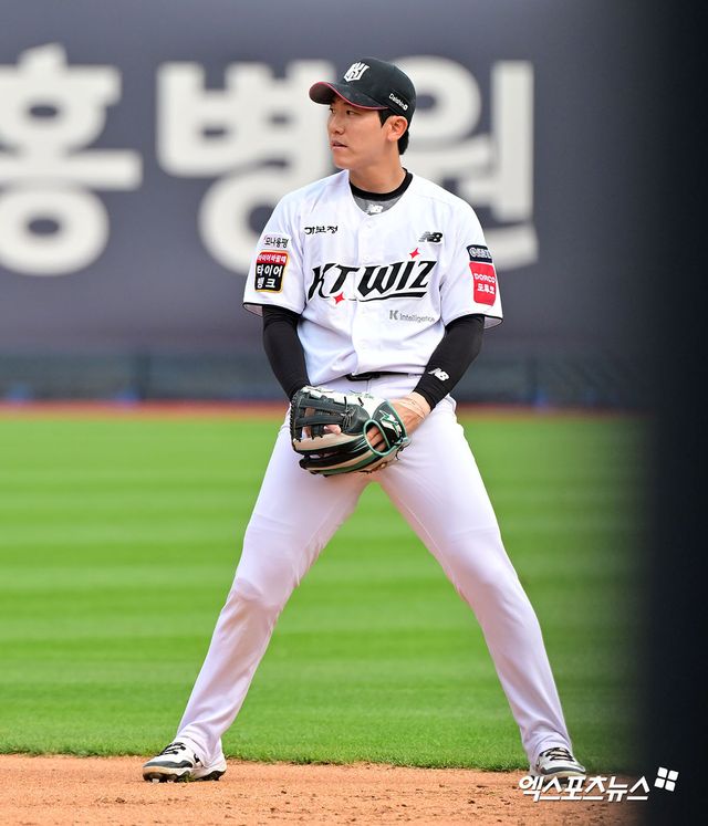 31일 오후 수원KT위즈파크에서 열린 '2025 신한 SOL Bank KBO리그' KIA 타이거즈와 KT 위즈의 경기, 5회초 2사 1,2루 KT 오윤석이 KIA 오선우의 내야땅볼때 송구실책을 한 후 아쉬워하고 있다. 수원, 김한준 기자