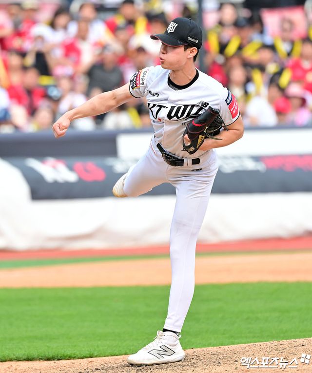 31일 오후 수원KT위즈파크에서 열린 '2025 신한 SOL Bank KBO리그' KIA 타이거즈와 KT 위즈의 경기, 8회초 1사 1,2루 KT원상현이 공을 힘차게 던지고 있다. 수원, 김한준 기자