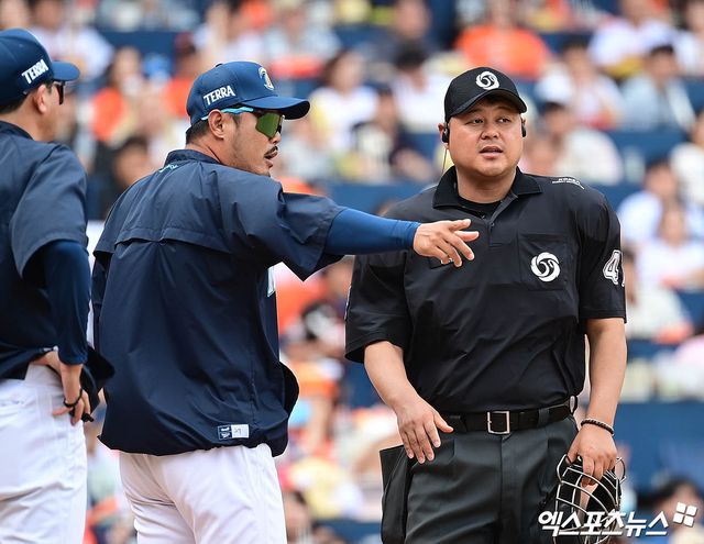 31일 오후 경상남도 창원NC파크에서 열린 '2025 신한 SOL Bank KBO리그' 한화 이글스와 NC 다이노스의 경기, 9회초 무사 만루 한화 채은성의 2타점 적시 2루타 이후 NC측 요청으로 파울/페어 관련 비디오 판독을 실시했으나 원심 유지되며 페어가 되자 NC 이호준 감독이 판독에 대해 어필하고 있다. 창원, 박지영 기자