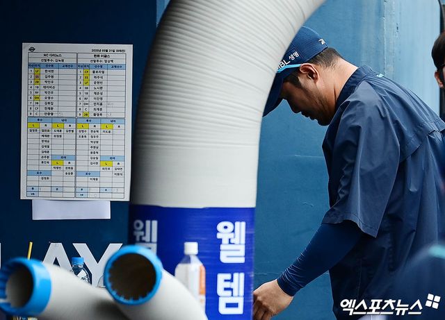 31일 오후 경상남도 창원NC파크에서 열린 '2025 신한 SOL Bank KBO리그' 한화 이글스와 NC 다이노스의 경기, 9회초 무사 만루 한화 채은성의 2타점 적시 2루타 이후 NC측 요청으로 파울/페어 관련 비디오 판독을 실시했으나 원심 유지되며 페어가 되자 NC 이호준 감독이 판독에 대해 항의, 퇴장 당하고 있다. 창원, 박지영 기자