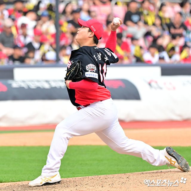 31일 오후 수원KT위즈파크에서 열린 '2025 신한 SOL Bank KBO리그' KIA 타이거즈와 KT 위즈의 경기, 8회말 KIA 조상우가 공을 힘차게 던지고 있다. 수원, 김한준 기자
