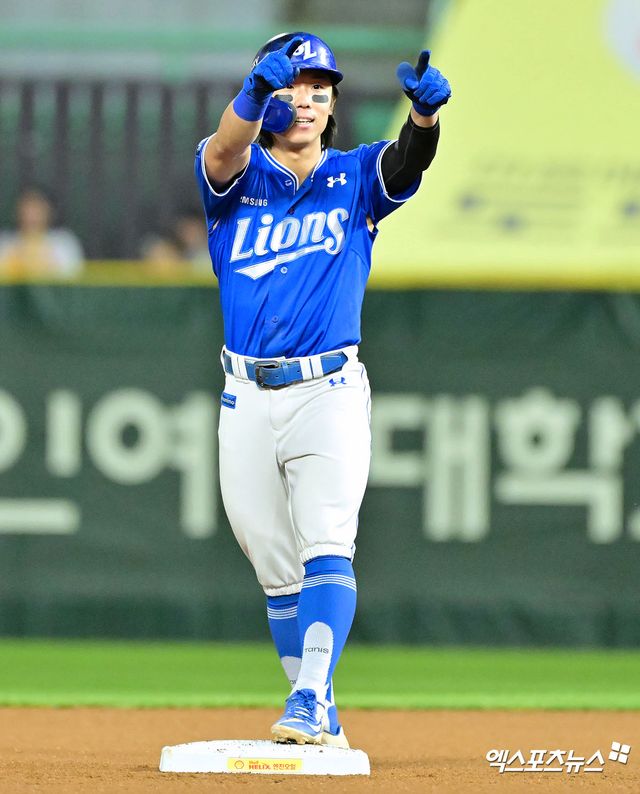 삼성 라이온즈 외야수 김성윤이 정규시즌 경기에 출전해 적시타를 친 뒤 세리머니하고 있다. 김성윤은 허벅지 근막 손상으로 31일 엔트리에서 말소됐다. 엑스포츠뉴스 DB