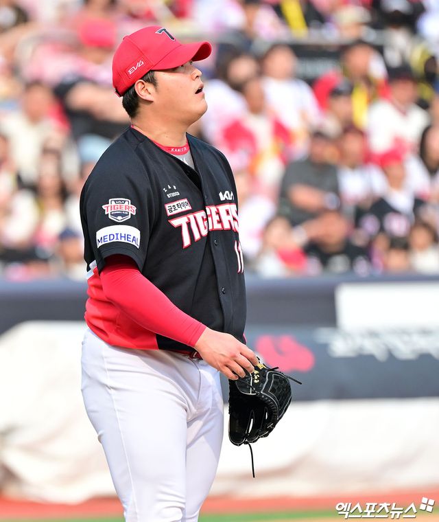31일 오후 수원KT위즈파크에서 열린 '2025 신한 SOL Bank KBO리그' KIA 타이거즈와 KT 위즈의 경기, 8회말 1사 1루 KIA 조상우가 KT 권동진에게 볼넷을 허용한 후 아쉬워하고 있다. 수원, 김한준 기자