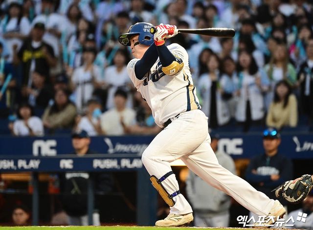 30일 오후 경상남도 창원NC파크에서 열린 '2025 신한 SOL Bank KBO리그' 한화 이글스와 NC 다이노스의 경기, 3회초 NC 권희동이 타격하고 있다. 창원, 박지영 기자
