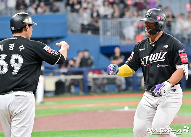 23일 오후 서울 구로구 고척스카이돔에서 열린 '2025 신한 SOL Bank KBO리그' KT 위즈와 키움 히어로즈의 경기, 6회초 2사 2루 KT 안현민이 1타점 적시타를 날린 후 기뻐하고 있다. 엑스포츠뉴스 DB