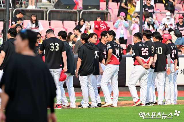 31일 오후 수원KT위즈파크에서 열린 '2025 신한 SOL Bank KBO리그' KIA 타이거즈와 KT 위즈의 경기, KT가 8회 허경민의 결승타에 힘입어 KIA에 5:1로 승리했다. 경기종료 후 KIA 선수들이 그라운드로 나오고 있다. 수원, 김한준 기자