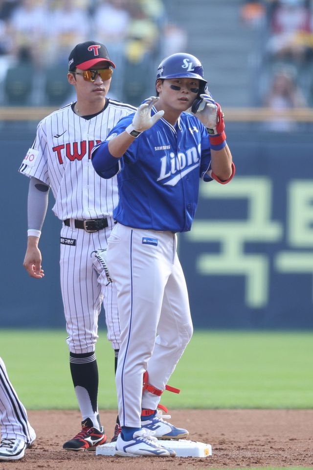 삼성 라이온즈 외야수 박승규가 31일 서울 잠실야구장에서 열린 LG 트윈스와의 경기에서 안타를 친 뒤 세리머니하고 있다. 삼성 라이온즈