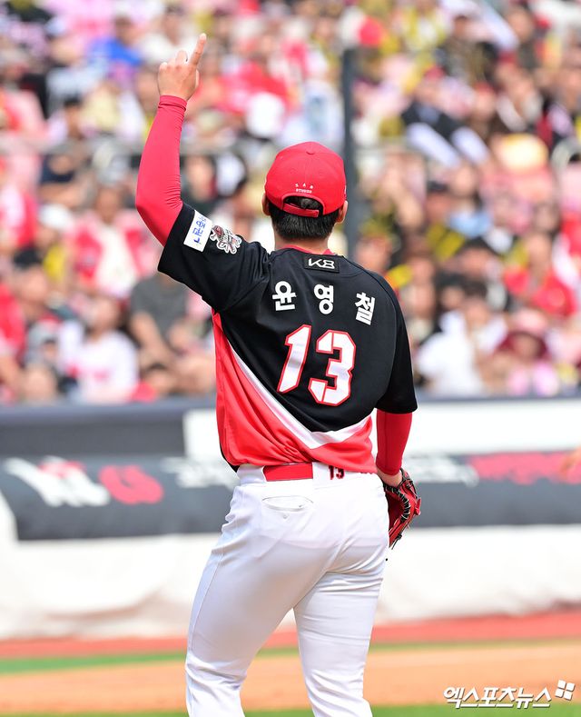 31일 오후 수원KT위즈파크에서 열린 '2025 신한 SOL Bank KBO리그' KIA 타이거즈와 KT 위즈의 경기, 4회말 2사 2루 KIA 윤영철이 KT 오윤석의 타구 위치를 손으로 가리키고 있다. 수원, 김한준 기자