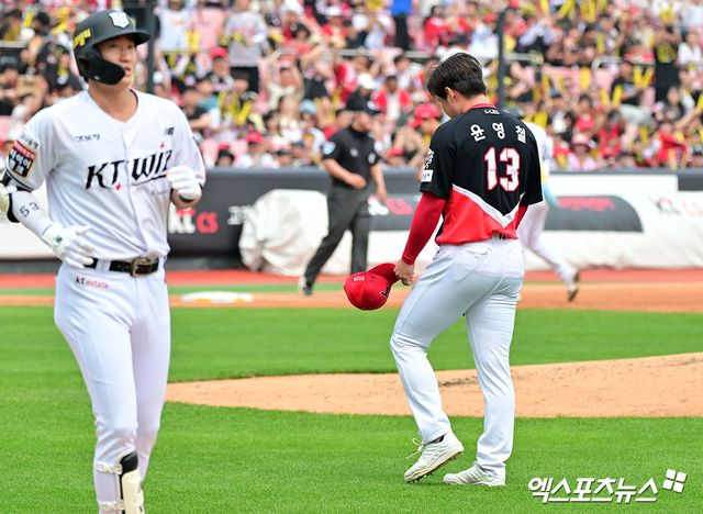 31일 오후 수원KT위즈파크에서 열린 '2025 신한 SOL Bank KBO리그' KIA 타이거즈와 KT 위즈의 경기, 2회말 수비를 마친 KIA 윤영철이 더그아웃으로 향하고 있다. 수원, 김한준 기자