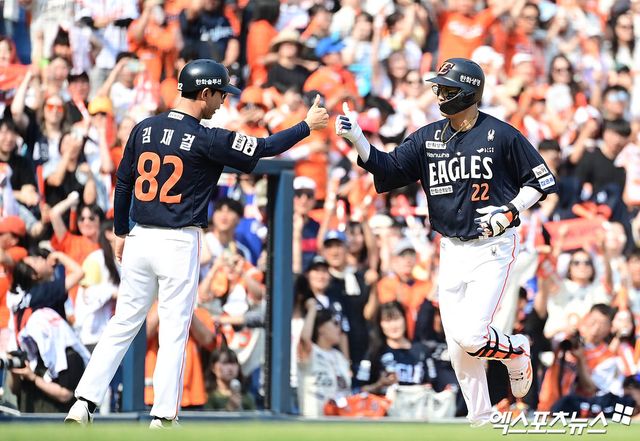 31일 오후 경상남도 창원NC파크에서 열린 '2025 신한 SOL Bank KBO리그' 한화 이글스와 NC 다이노스의 경기, 6회초 한화 선두타자 채은성이 NC 손주환 상대로 솔로 홈런을 때려내고 있다. 창원, 박지영 기자