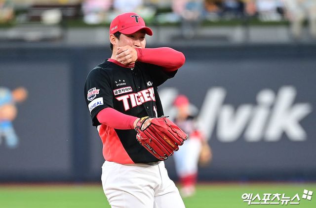 20일 오후 경기도 수원케이티위즈파크에서 열린 '2025 신한 SOL Bank KBO리그' KIA 타이거즈와 KT 위즈의 경기, 1회말 2사 1,2루 KIA 선발투수 윤영철이 KT 김상수에게 볼넷을 허용하며 만루가 되자 아쉬워하고 있다. 엑스포츠뉴스 DB