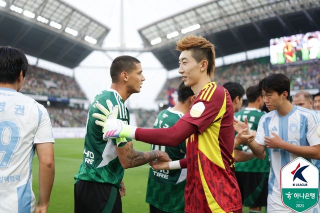 전북이 31일 전주월드컵경기장에서 열린 울산HD와의&nbsp;'하나은행 K리그1 2025' 17라운드 '현대가 더비' 맞대결에서 &nbsp;박진섭의 극적인 역전 골로&nbsp;3-1로 승리했다.&nbsp;한국프로축구연맹