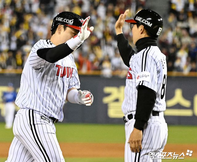 16일 오후 서울 송파구 잠실야구장에서 열린 '2025 신한 SOL Bank KBO리그' 삼성 라이온즈와 LG 트윈스의 경기, 5회말 무사 1,2루 LG 박동원이 스리런 홈런을 날린 후 그라운드를 돌고 있다. 엑스포츠뉴스 DB