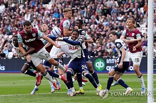 토트넘 홋스퍼는 4일(한국시간) 영국 런던에 위치한 런던 스타디움에서 열린 웨스트햄 유나이티드와의 2024-25시즌 프리미어리그 35라운드 원정 경기에서 1-1 무승부를 거뒀다. 이날 손흥민이 발 부상으로 명단 제외를 당한 가운데 토트넘은 전반 15분 윌송 오도베르의 선제골로 앞서갔지만 전반 28분 재로드 보웬에게 동점골을 허용해 무승부로 경기를 마무리했다. 웨스트햄전 무승부로 토트넘은 최근 손흥민이 부상으로 빠진 리그 4경기(1무3패)에서 모두 승리를 거두지 못했다. 연합뉴스