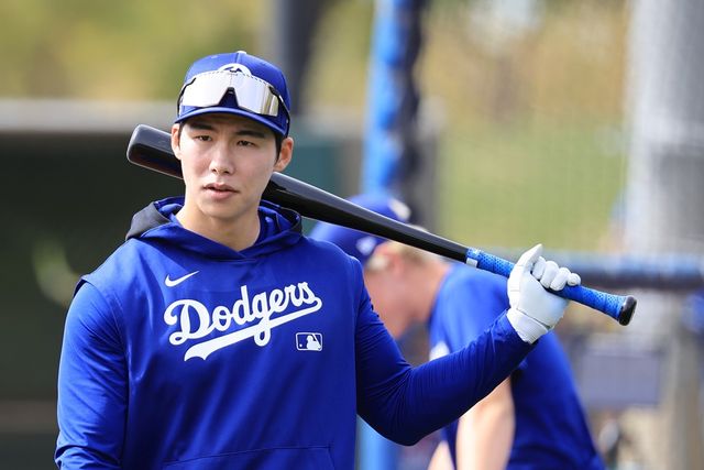미국 메이저리그 LA 다저스의 김혜성이 4일(한국시간) 미국 조지아 애틀랜타의 트루이스트 파크에서 열린 2025 메이저리그 애틀랜타 브레이브스와의 원정 경기에 9회말 대수비로 출전, 1이닝을 소화했다. 역대 28번째 코리안 빅리거로 이름을 올리고 메이저리그 데뷔전을 성공적으로 마쳤다. 사진 연합뉴스